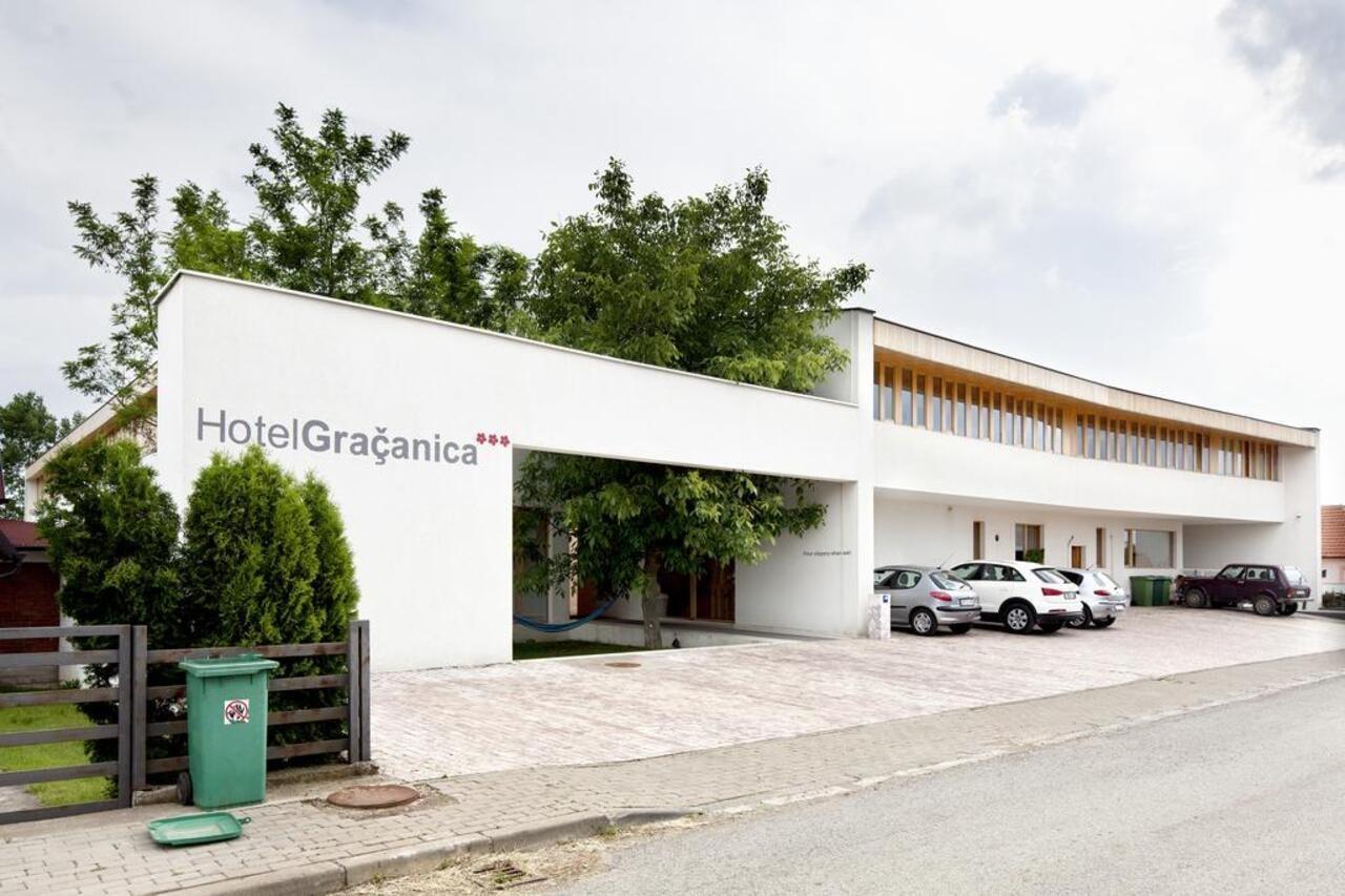 Hotel Gracanica Екстер'єр фото